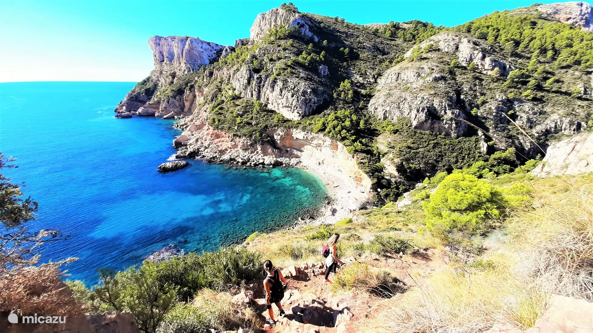 Il y a beaucoup de baies d’une beauté fantastique le long de la côte. 