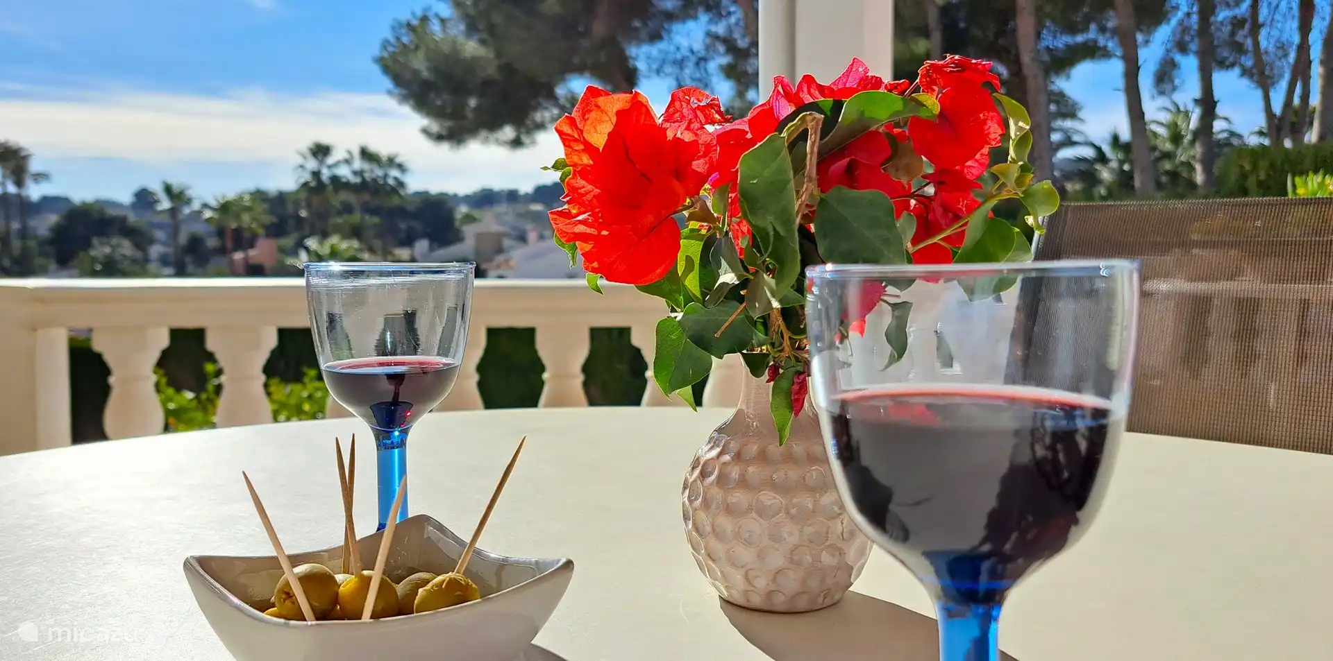 Détendez-vous avec un verre au soleil sur votre propre terrasse.
