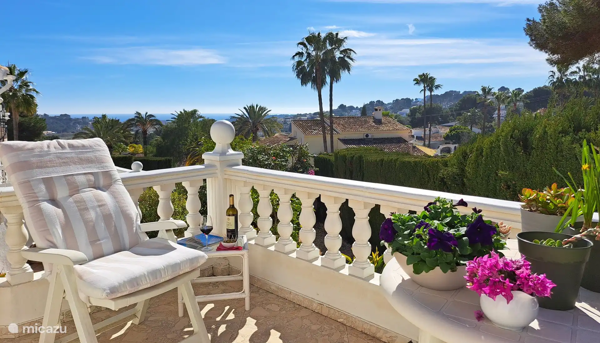 Belle vue sur la mer depuis un fauteuil.