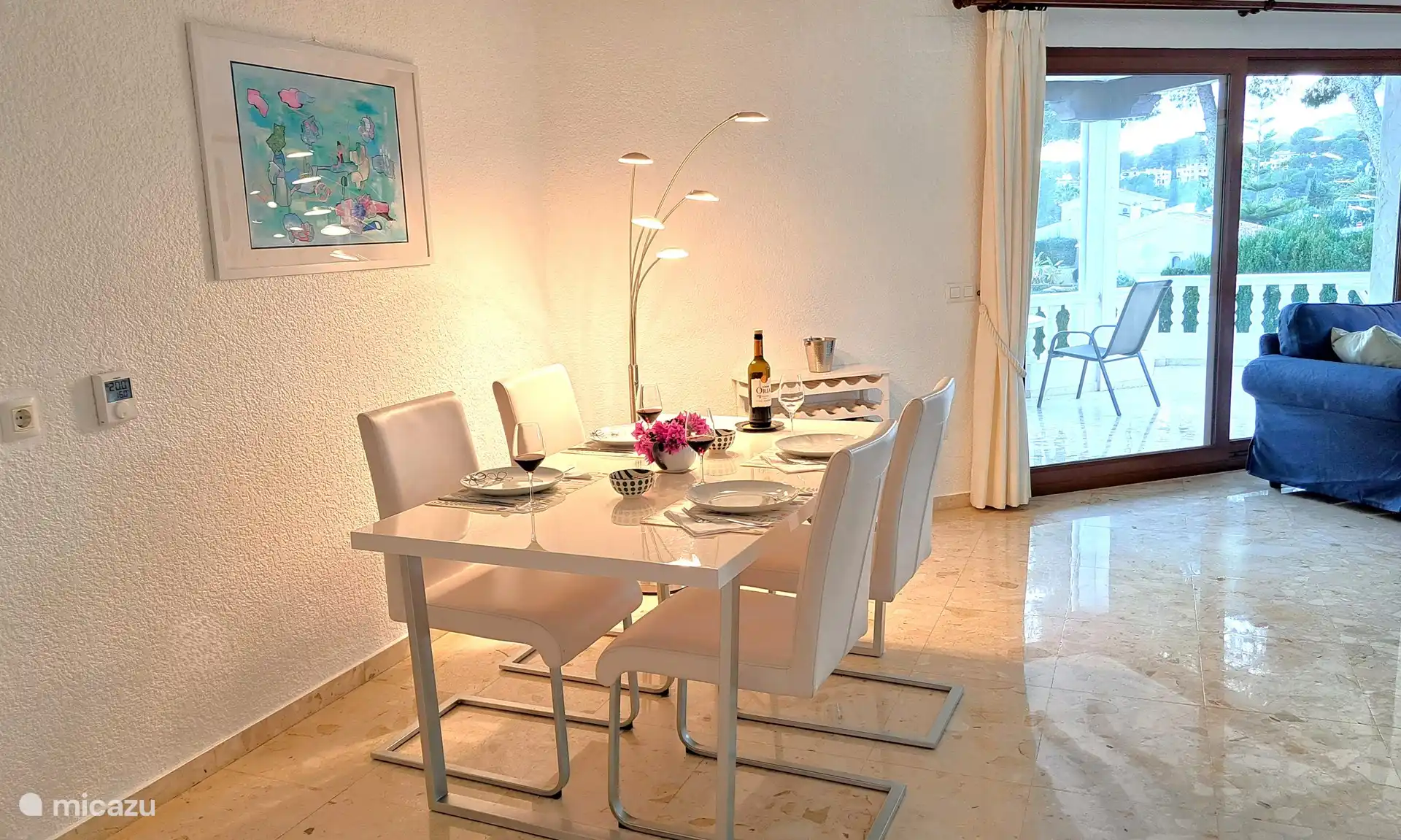 La salle à manger confortable à côté de la cuisine ouverte où vous pourrez déguster un délicieux repas. 