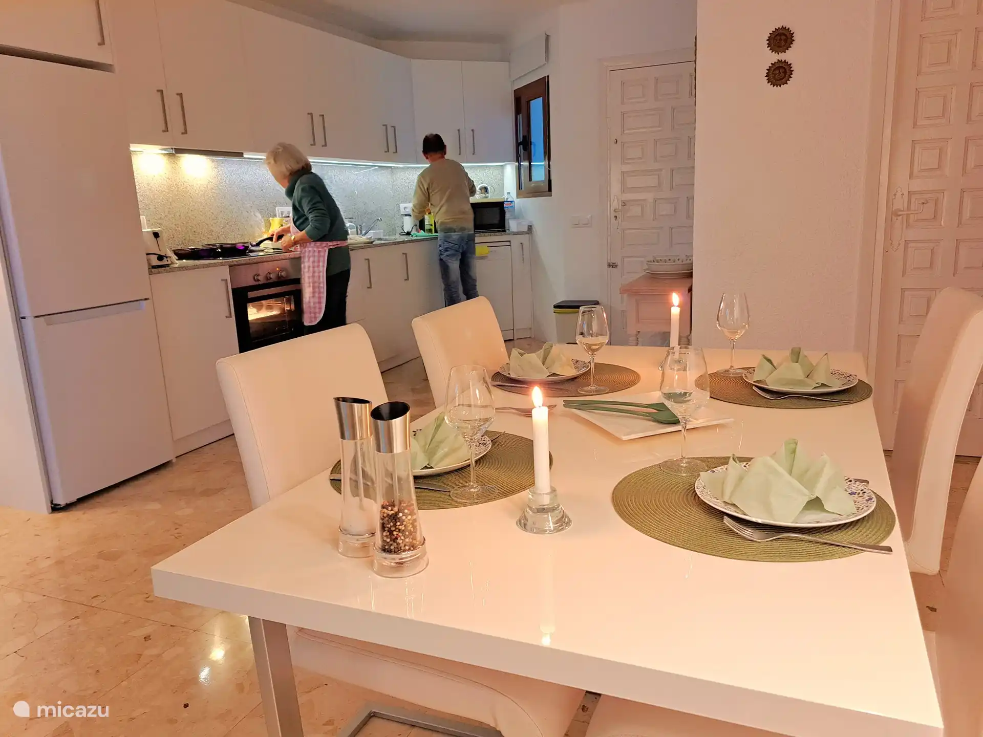 Dans la cuisine spacieuse, vous pouvez cuisiner sérieusement et manger ensemble.