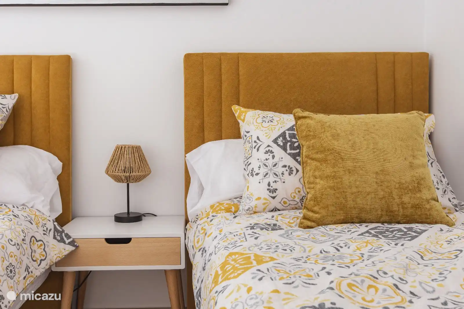 Dormitorio. Presente: aire acondicionado con función de calefacción y refrigeración, armarios empotrados y persianas opacas.