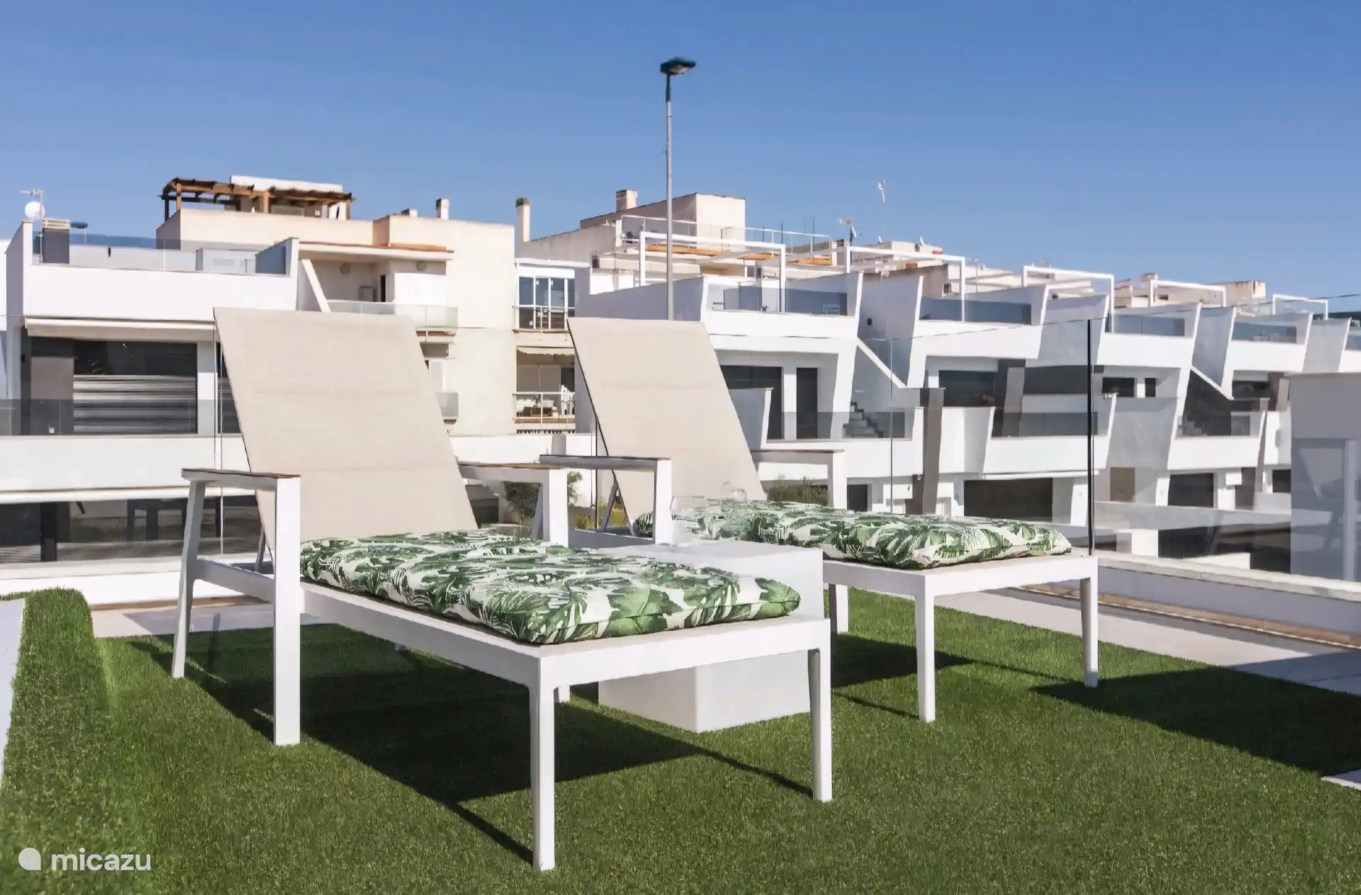 Cómodas tumbonas para disfrutar de los rayos del sol español.