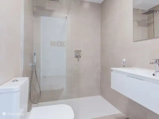 Villa la Vida - piscina (climatizada) en España, Murcia, Santiago de la Ribera - villa Cuarto de baño con ducha a ras de suelo, lavabo, inodoro y gel de ducha.