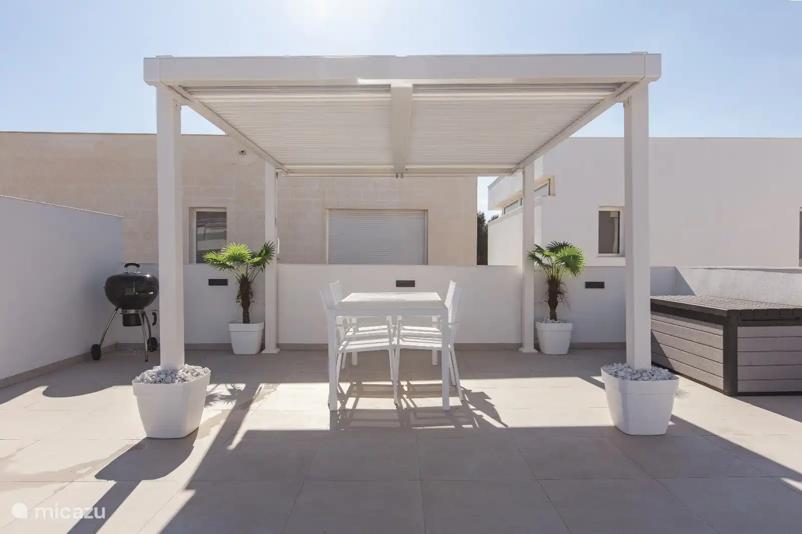 Terraza en la azotea con mesa de comedor, sala de estar, tumbonas (6), barbacoa (cosas) y ducha exterior.
