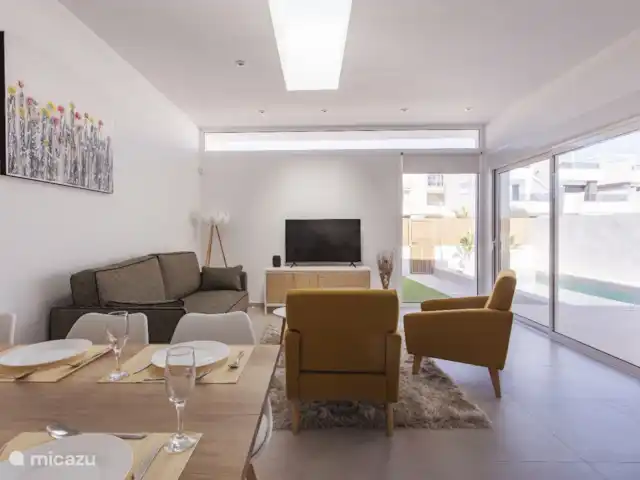 Villa la Vida - piscina (climatizada) en España, Murcia, Santiago de la Ribera - villa Acogedora sala de estar con vistas a la piscina y al jardín.