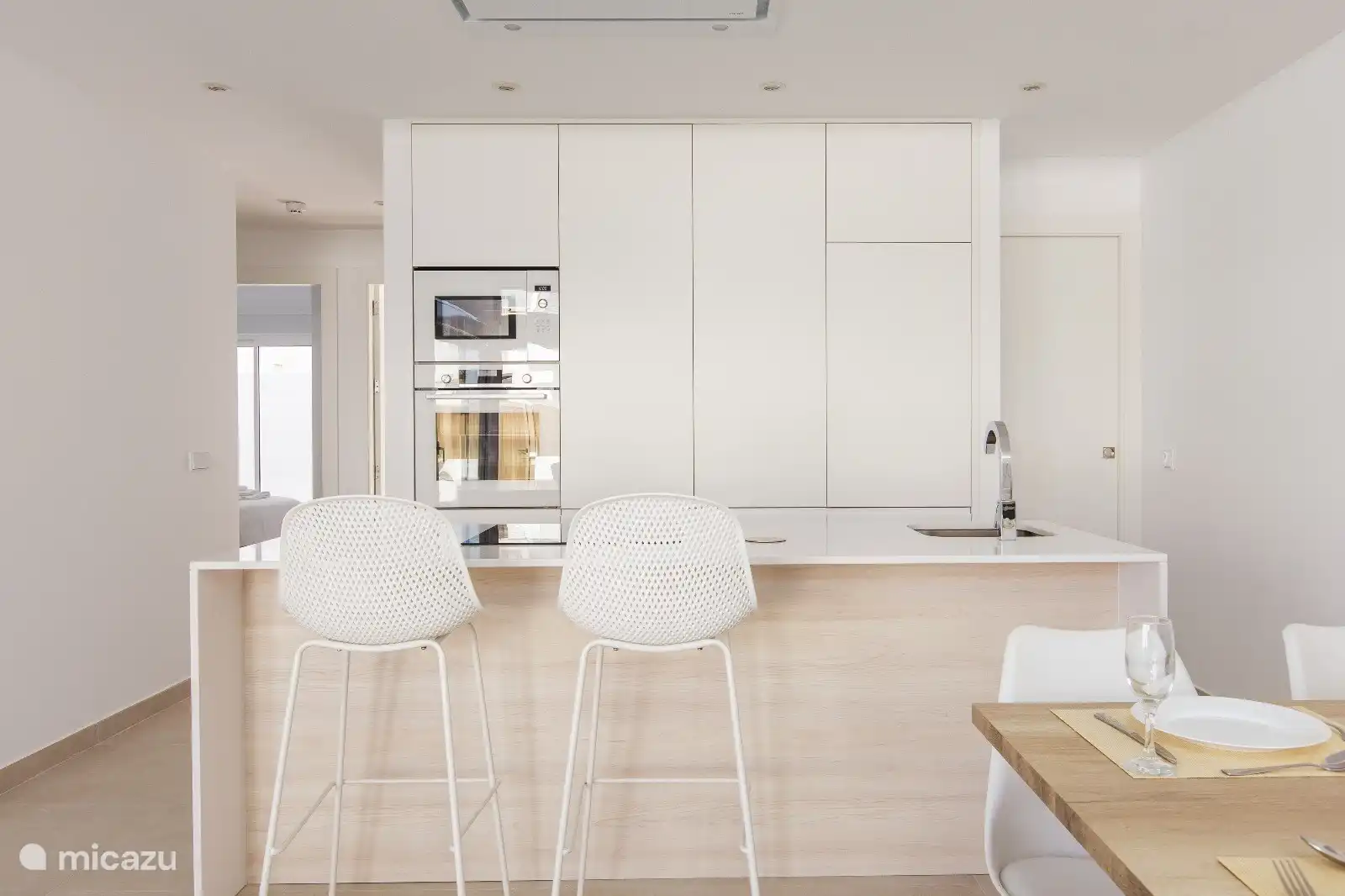 Cocina abierta y moderna totalmente equipada.