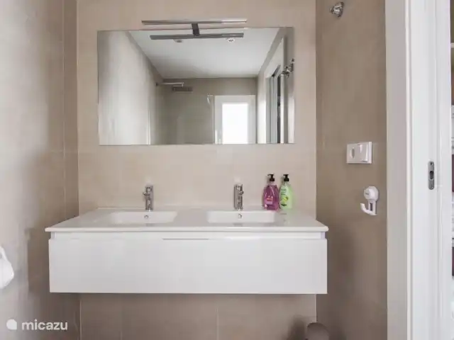 Villa la Vida - piscina (climatizada) en España, Murcia, Santiago de la Ribera - villa Cuarto de baño con ducha a ras de suelo, dos lavabos, inodoro, gel de ducha y secador de pelo.