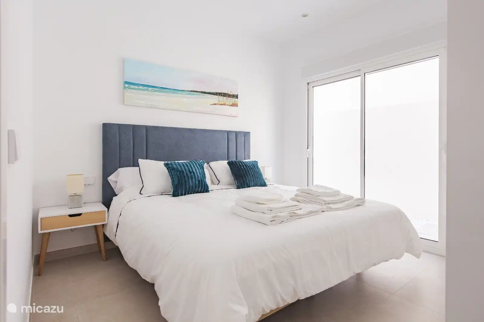 Dormitorio. Presente: aire acondicionado con función de calefacción y refrigeración, armario empotrado y persianas opacas.