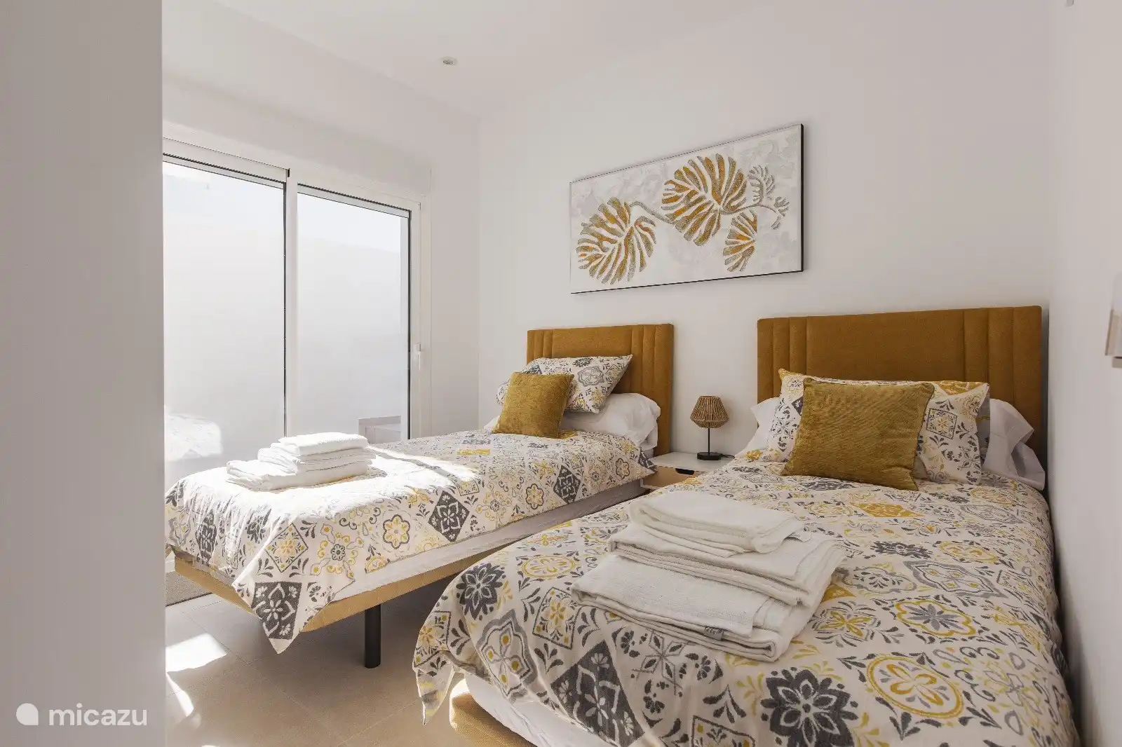 Dormitorio. Presente: aire acondicionado con función de calefacción y refrigeración, armarios empotrados y persianas opacas.