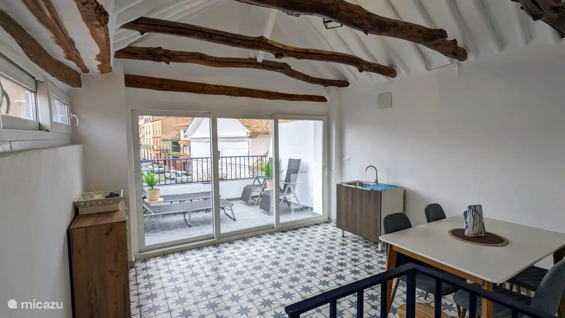 Dachterrasse innen mit Küchenzeile und Esstisch für 6 Personen