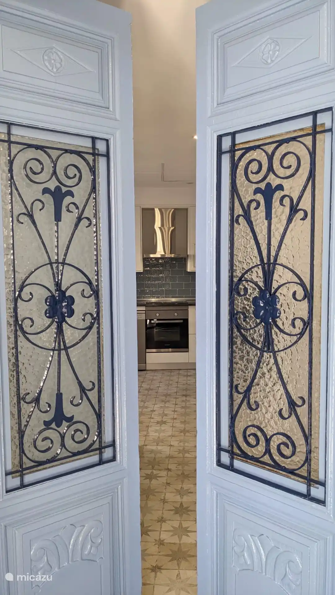 Verbindungstür mit Blick auf die Küche