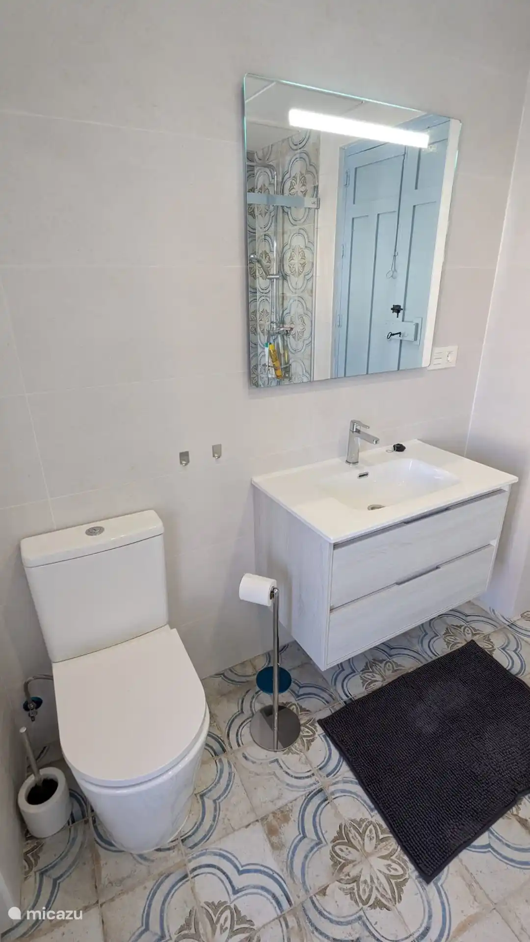 Badezimmer im ersten Stock: Toilette und Waschbecken