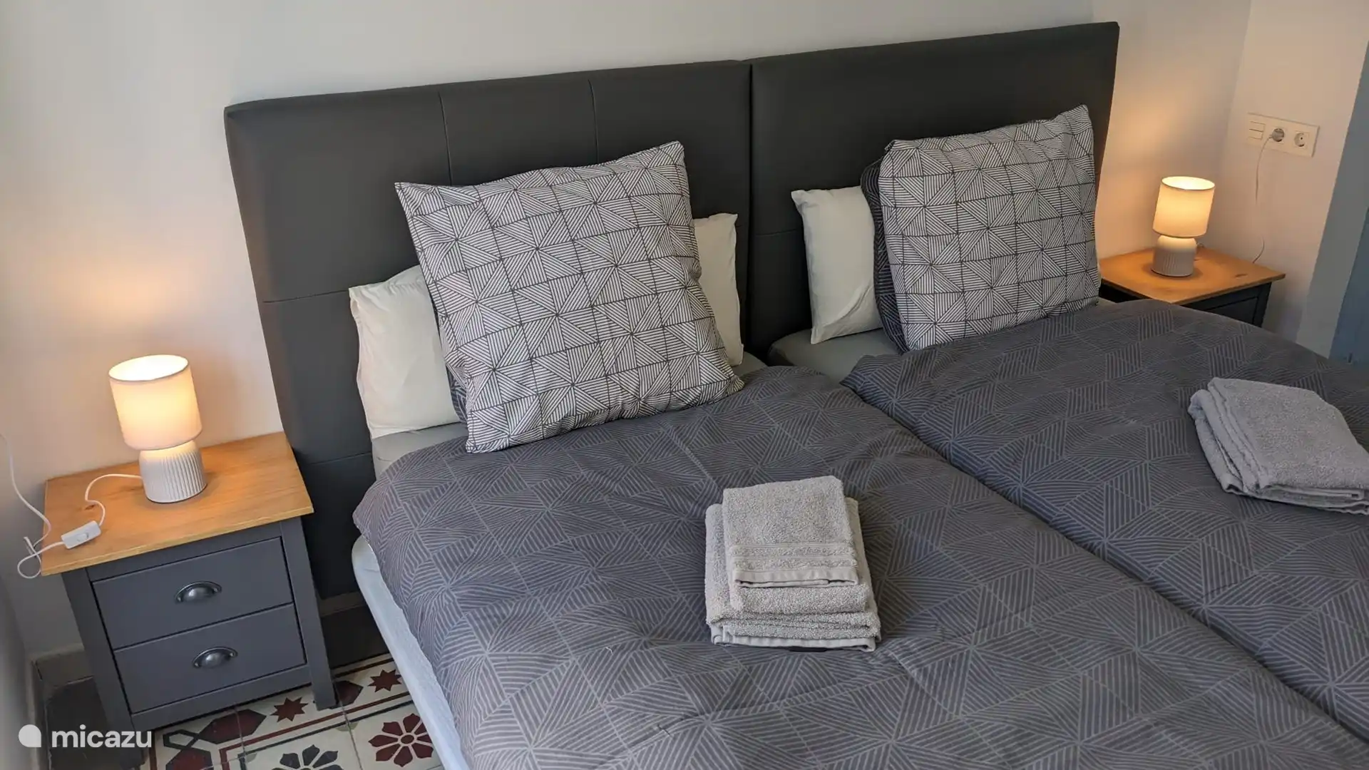 2. Schlafzimmer: zwei Einzelbetten 90 x 200 cm