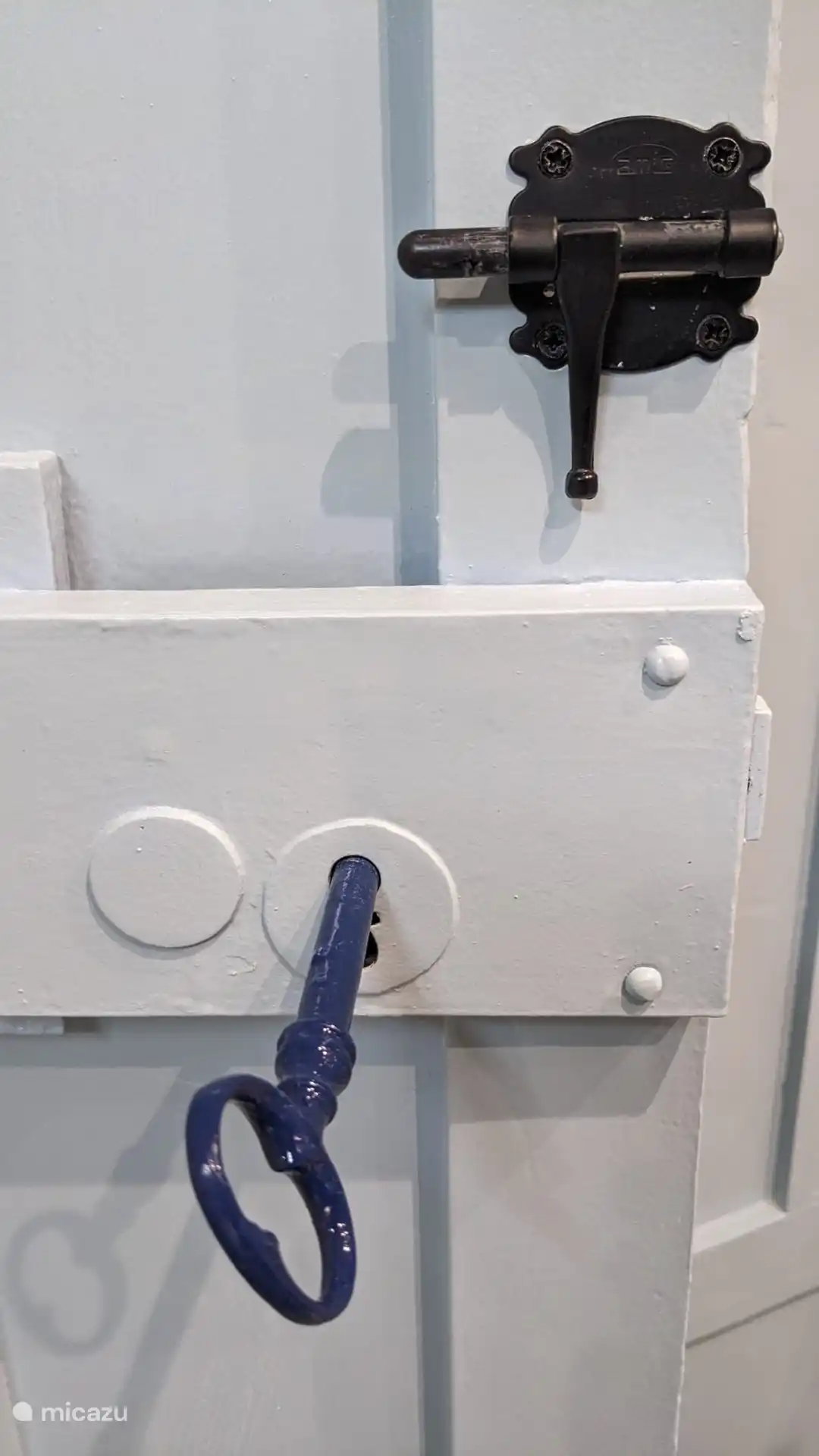 Badezimmer im ersten Stock: Tür mit Schlüssel