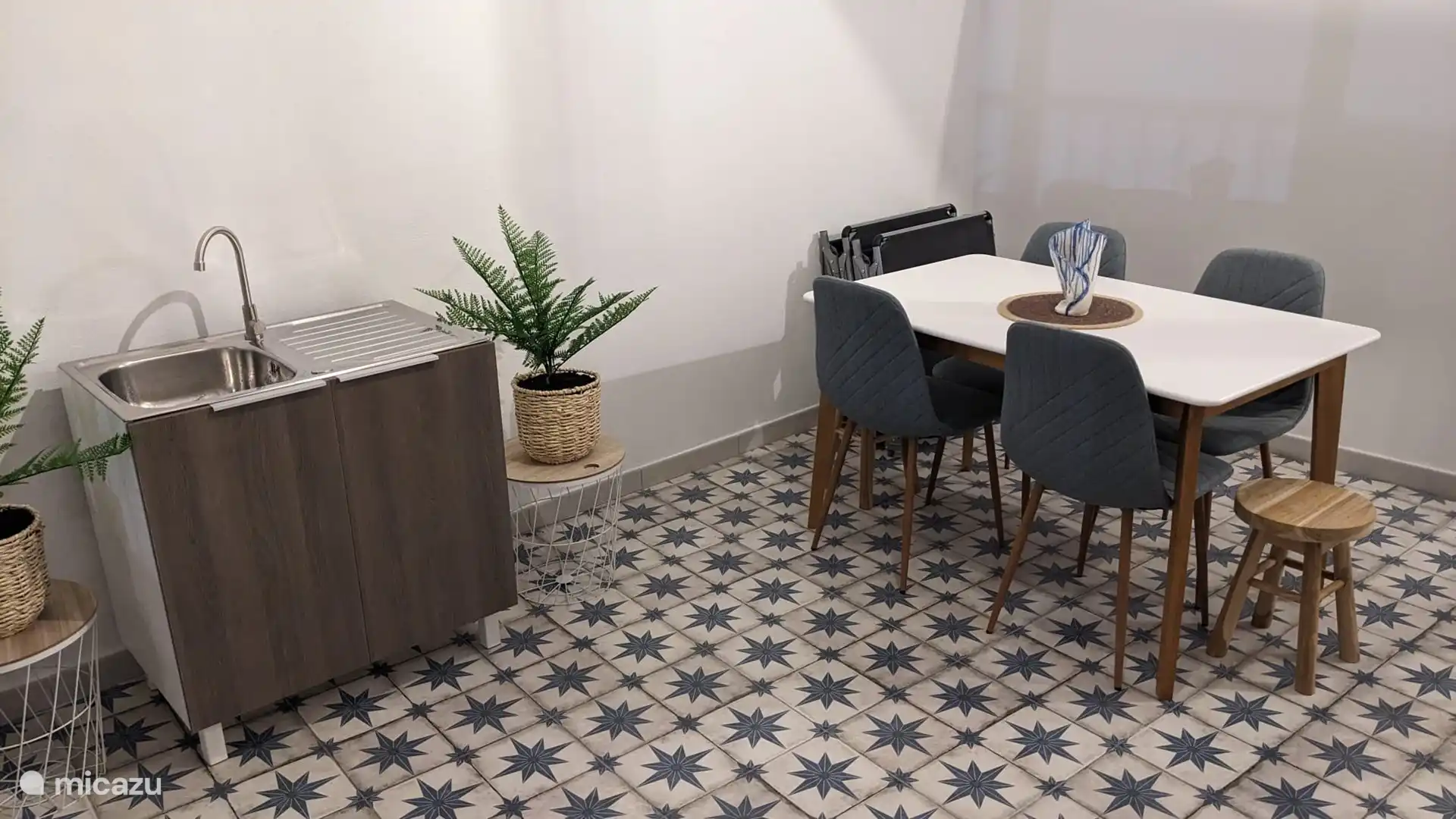 Dachterrasse innen: Küchenzeile und Tisch für 6 Personen