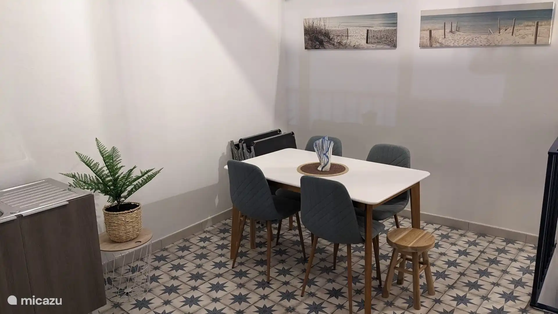 Dachterrasse innen: Esstisch für 6 Personen