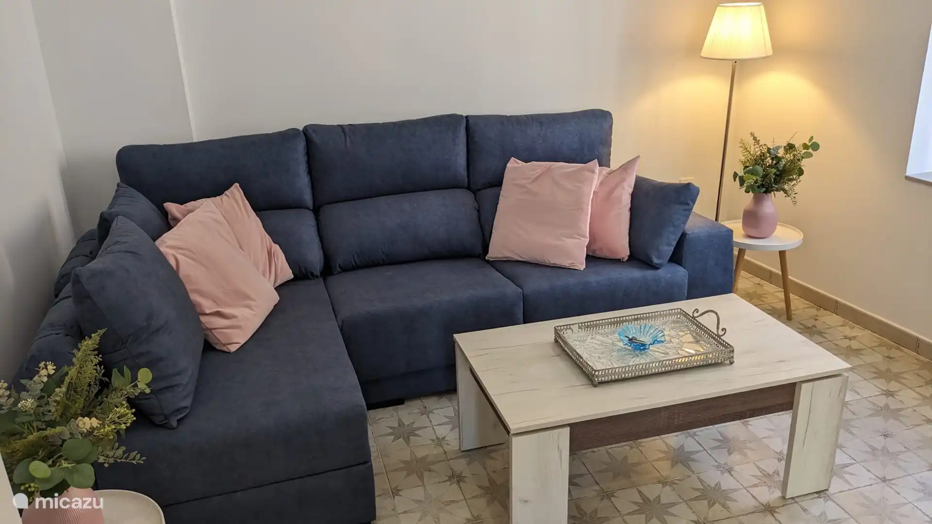 Wohnzimmer mit Lounge-Sofa und TV