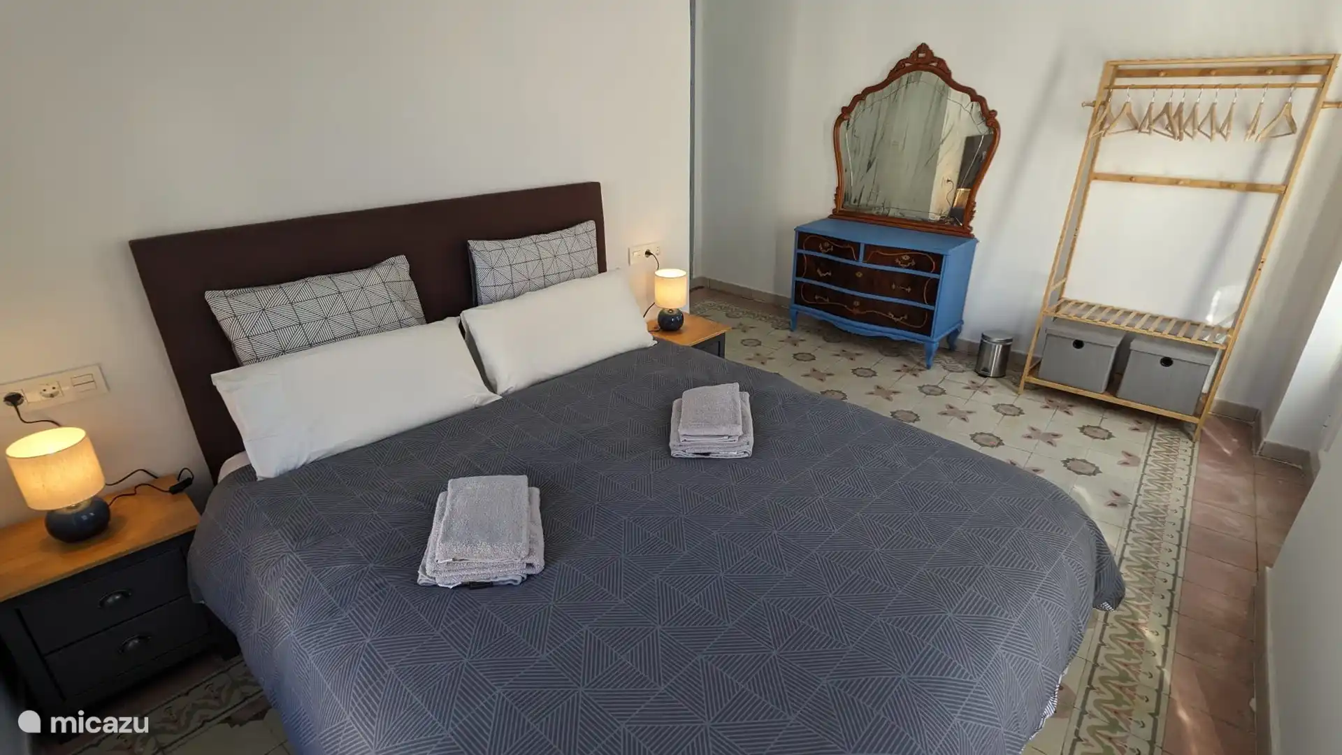 Hauptschlafzimmer: Kingsize-Doppelbett 160 x 200 cm