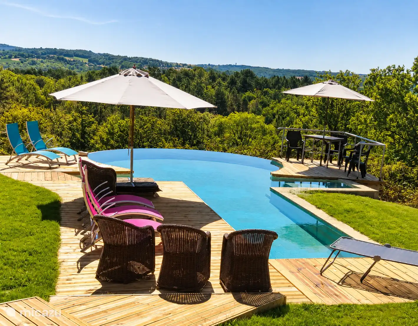 The pool is all set for a refreshing swim. Afterwards, relax on one of the comfortable sun loungers, soak up the warm sun and be amazed by the beautiful panoramic views of the