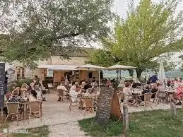 Wenn Sie Lust auf einen Happen zu essen und etwas zu trinken haben, besuchen Sie das Le Couvent in Bélaye