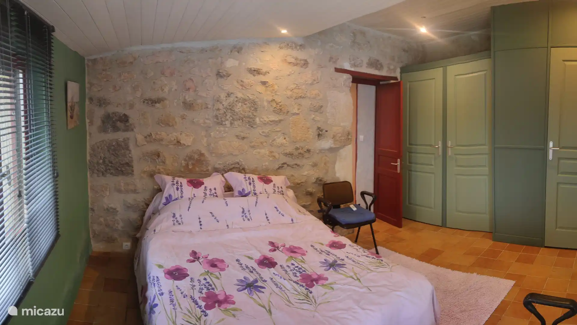 Doppelbett mit geräumigen Einbauschränken