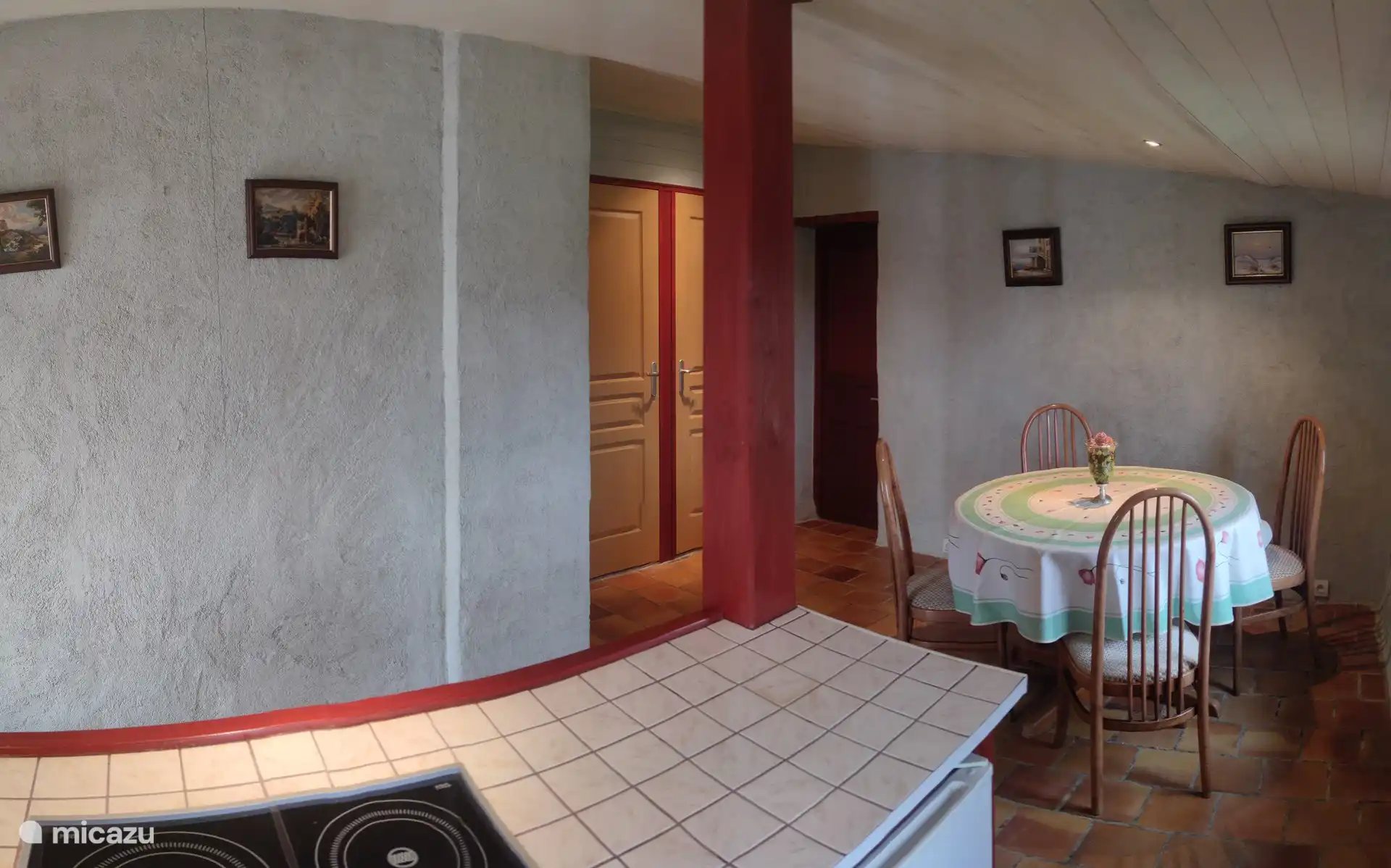 Küche mit Kühlschrank mit Gefrierfach, Mikrowelle, Induktionskochfeld, Spüle, Wasserkocher, Briat-Filter + Küchenutensilien.