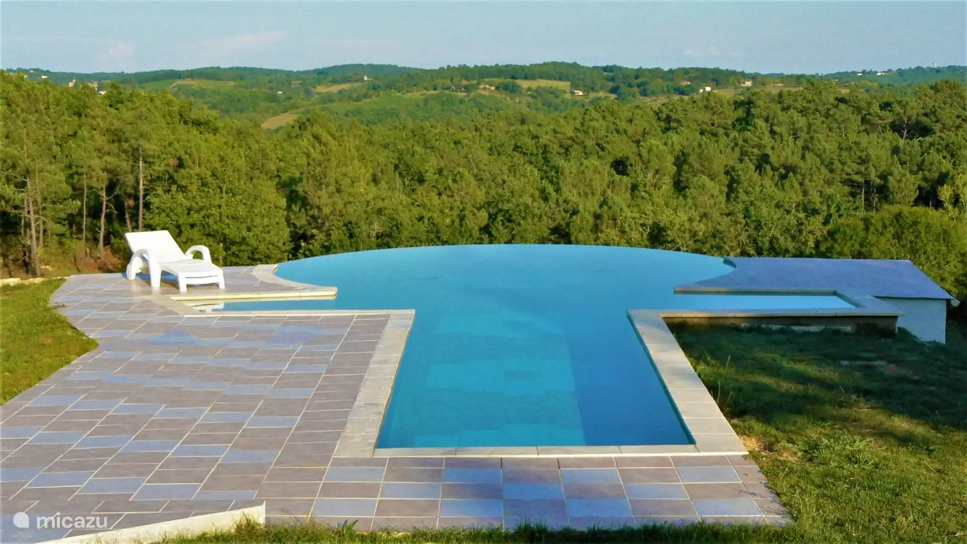 Schwimmbad mit Blick auf das Tal