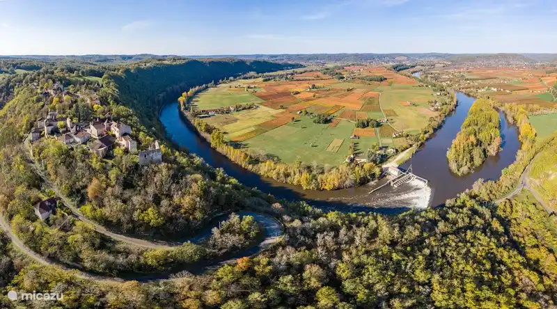 Ein Panoramablick auf den Lot von Bélaye aus