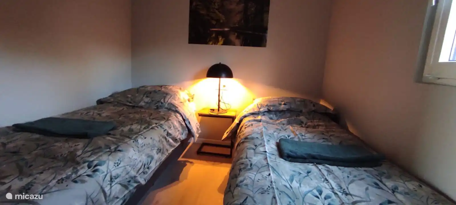 slaapkamer 2 met comfortabele bedden en luxe satijnen beddengoed