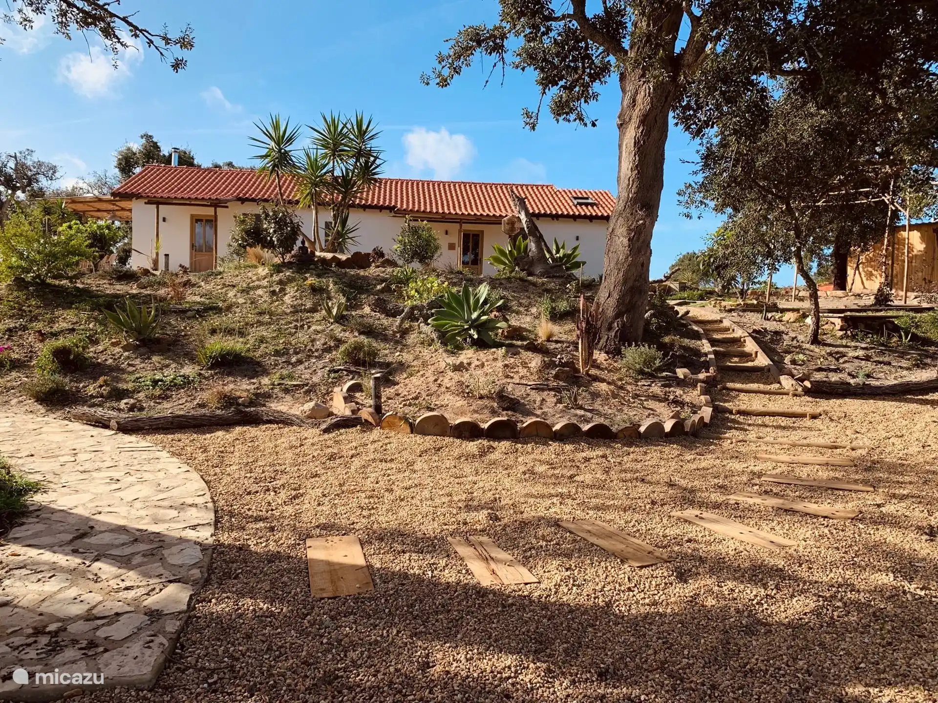 Vor dem Haus. Das Apartment Goa befindet sich in der linken Hälfte des Hauses.