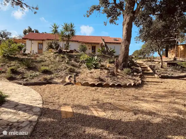 Casa Goa en Portugal, Beja, São Teotónio - casa vacacional Frente de la casa. El apartamento Goa es la mitad izquierda de la casa.