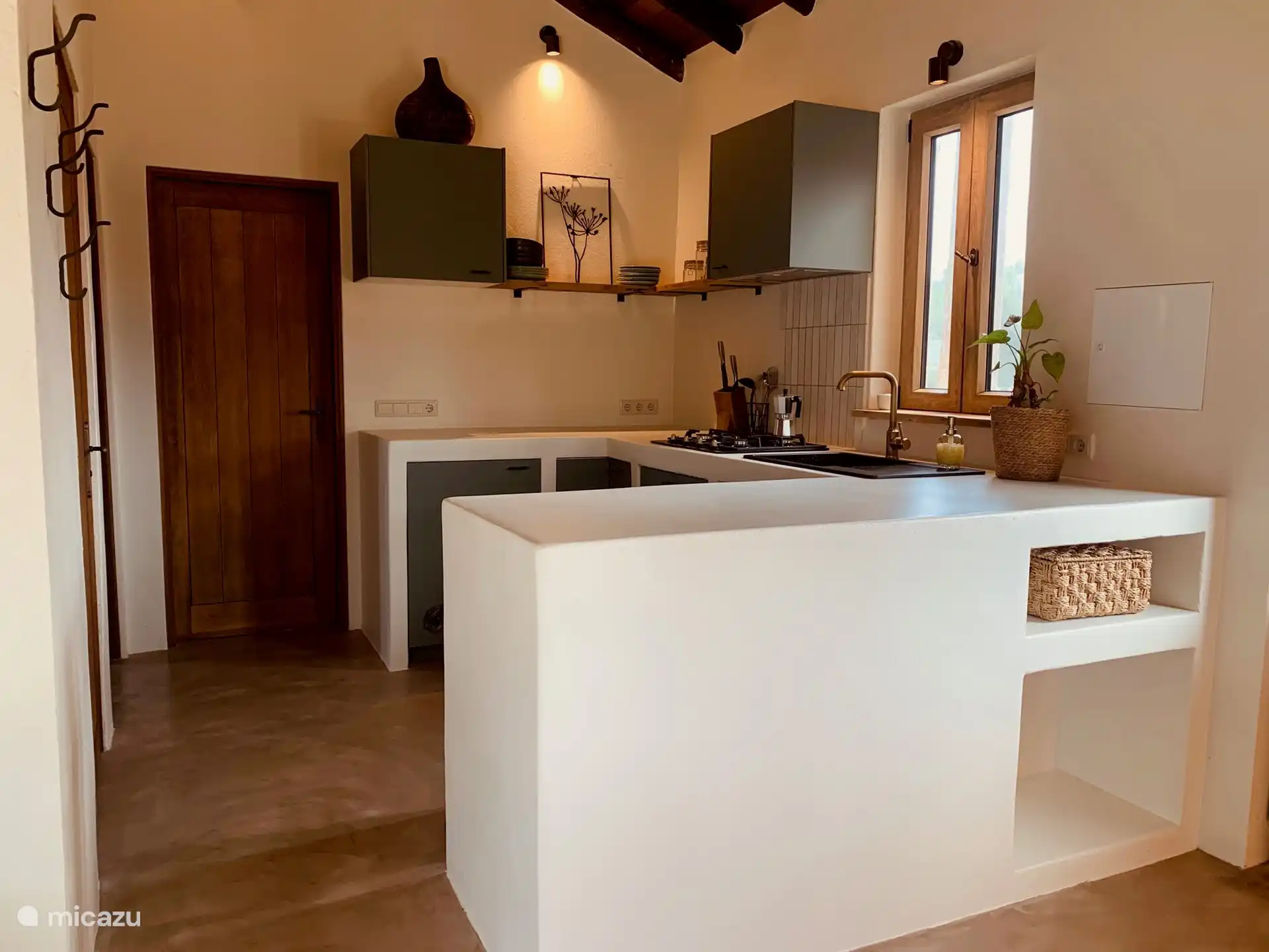 Küche mit Backofen, Geschirrspüler, Kühlschrank, Gasherd