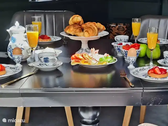 Nuestra propia base en Países Bajos, Frise, Ternaard - casa vacacional Hermosa vajilla para un regalo de mesa bellamente puesto.