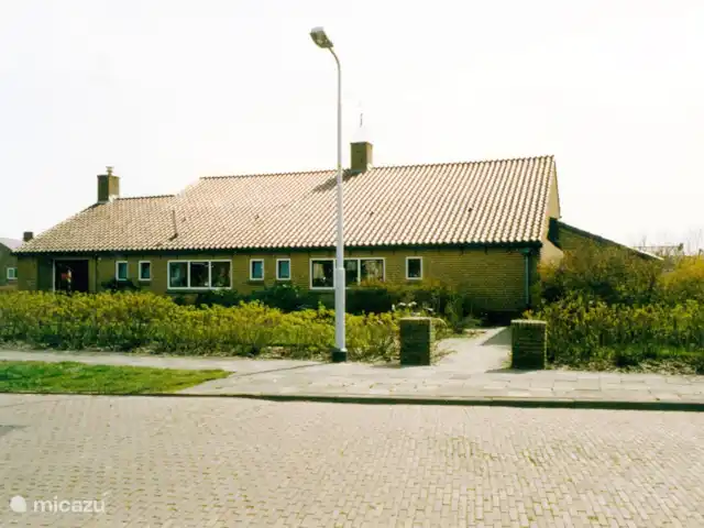 Nuestra propia base en Países Bajos, Frise, Ternaard - casa vacacional En los días en que esta casa de vacaciones todavía era una escuela primaria.