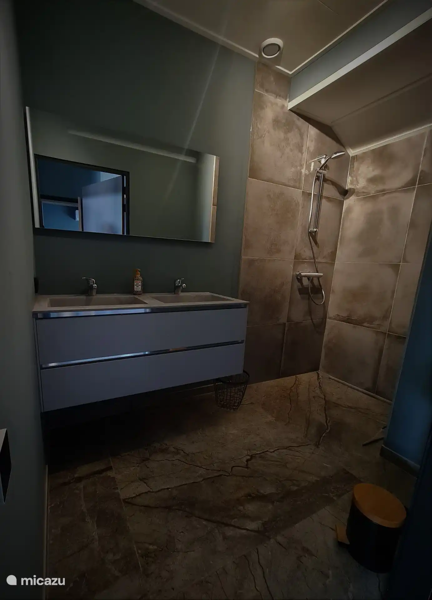 Badezimmer mit Dusche