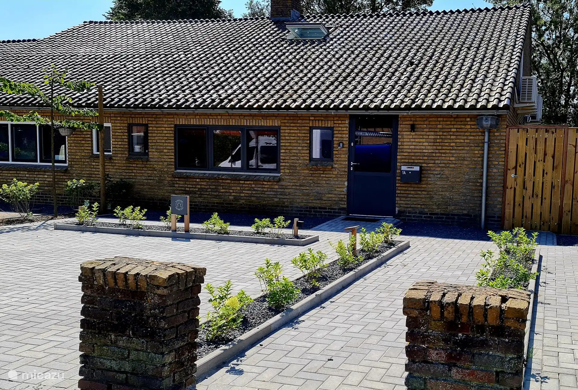 Front mit Platz für 3 Autos zum Parken