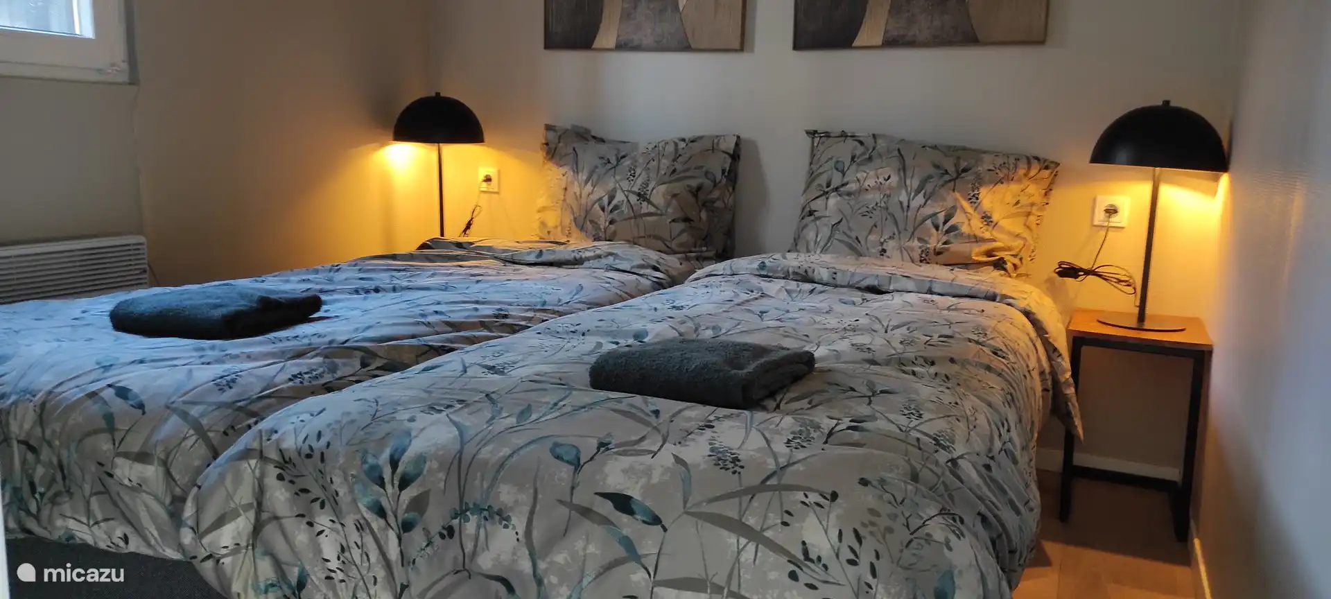 woonkamer 1 met comfortabele bedden en luxe safijnen beddengoed