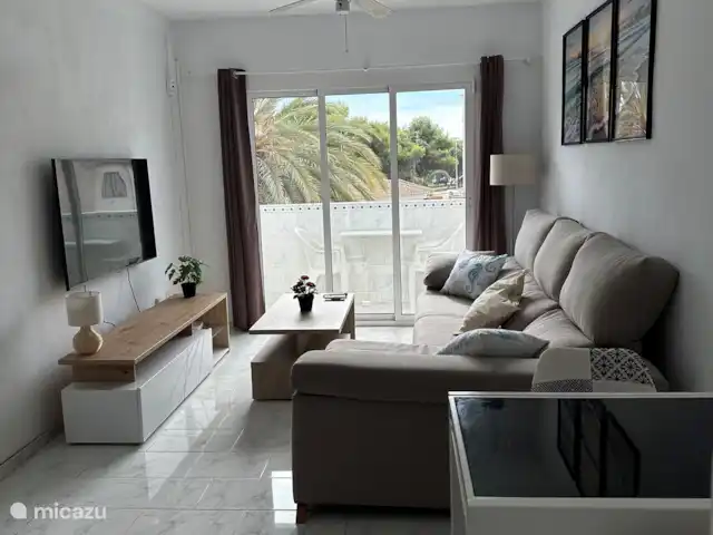 Casa Suerte  en España, Costa Blanca, Torrevieja - apartamento Sala de estar con TV grande, sofá salón y puerta corredera al balcón orientado al sur