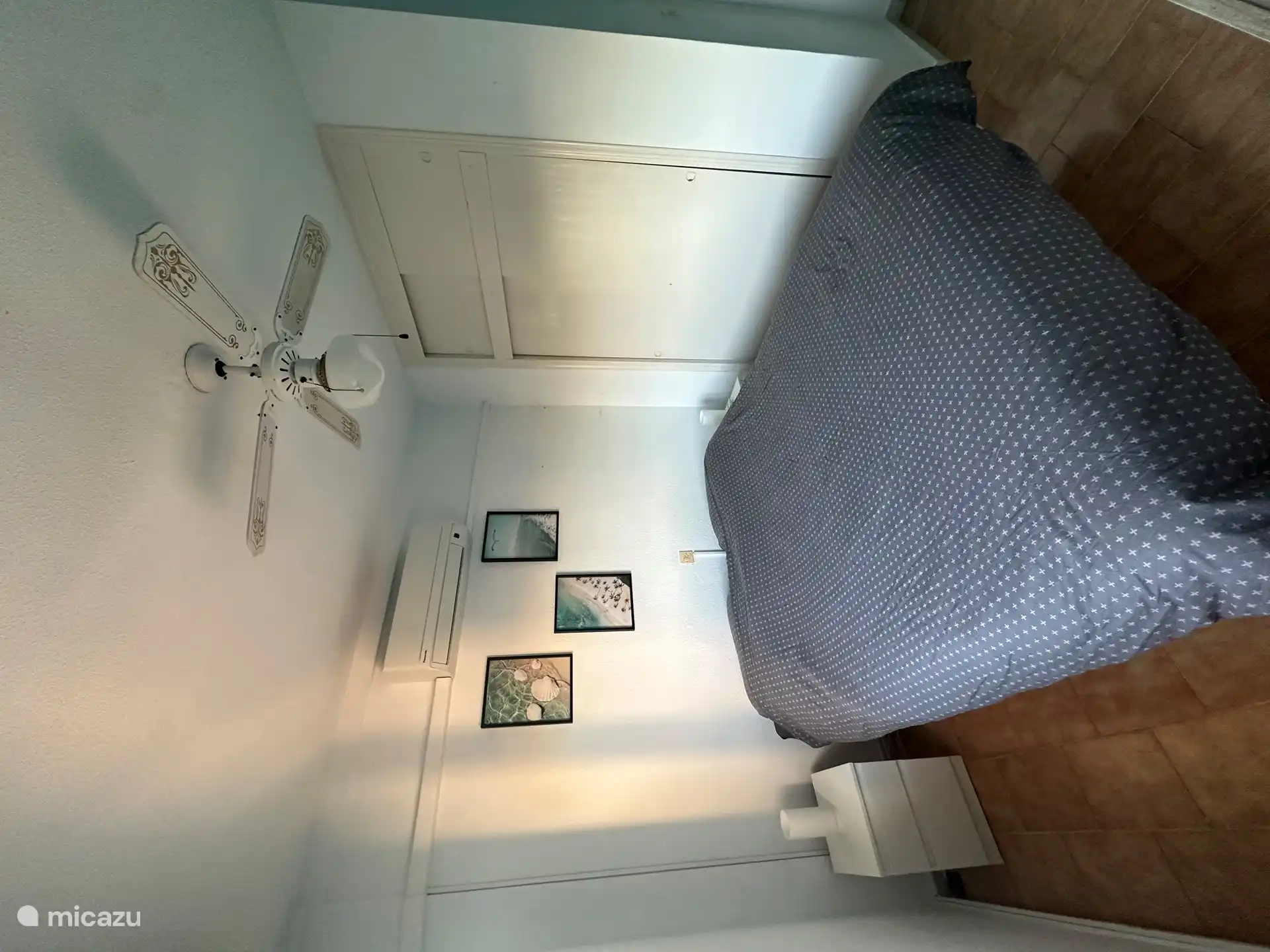 Dormitorio con cama doble y aire acondicionado 