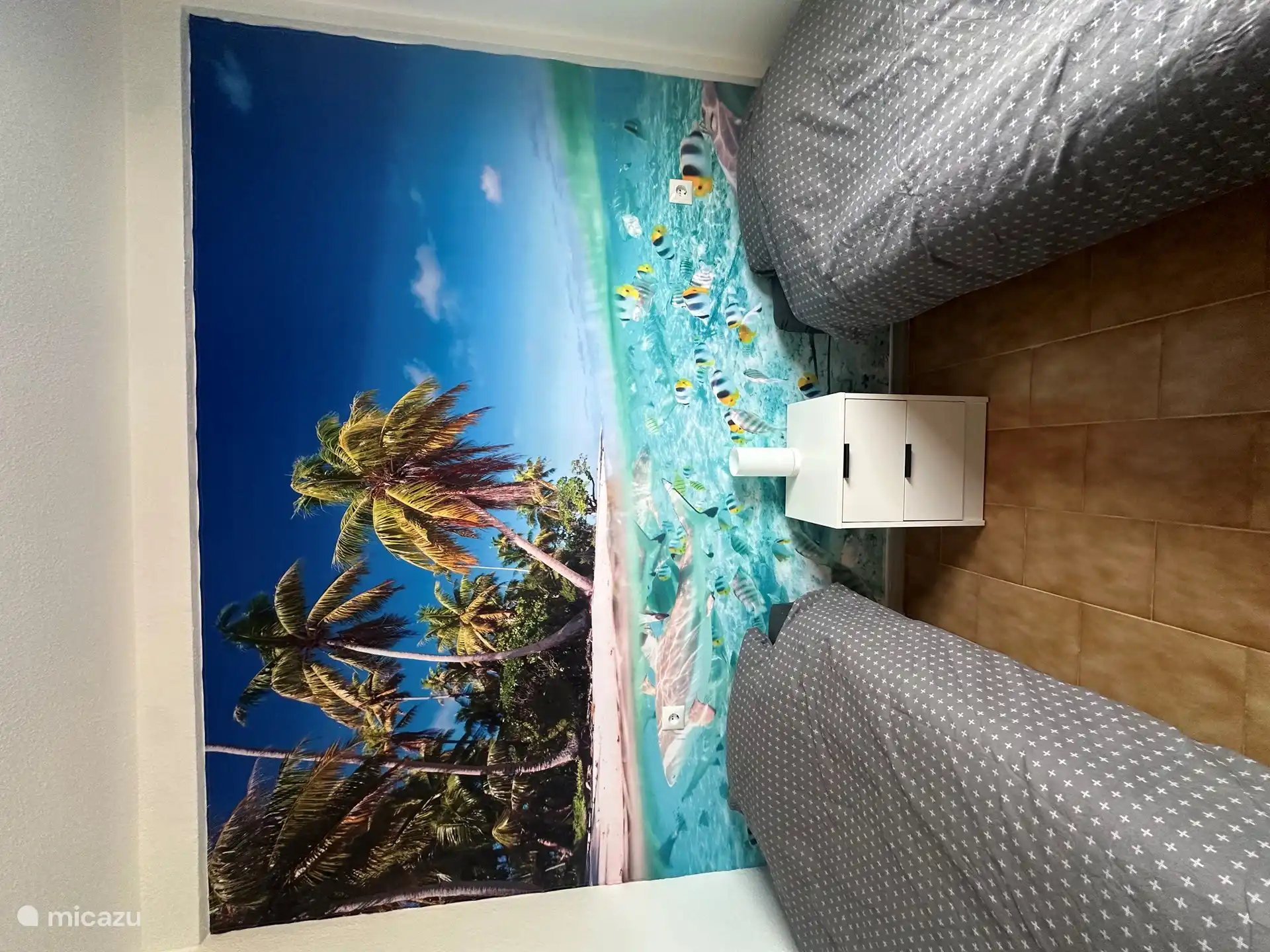 Dormitorio con 2, camas individuales y aire acondicionado y ventilador 