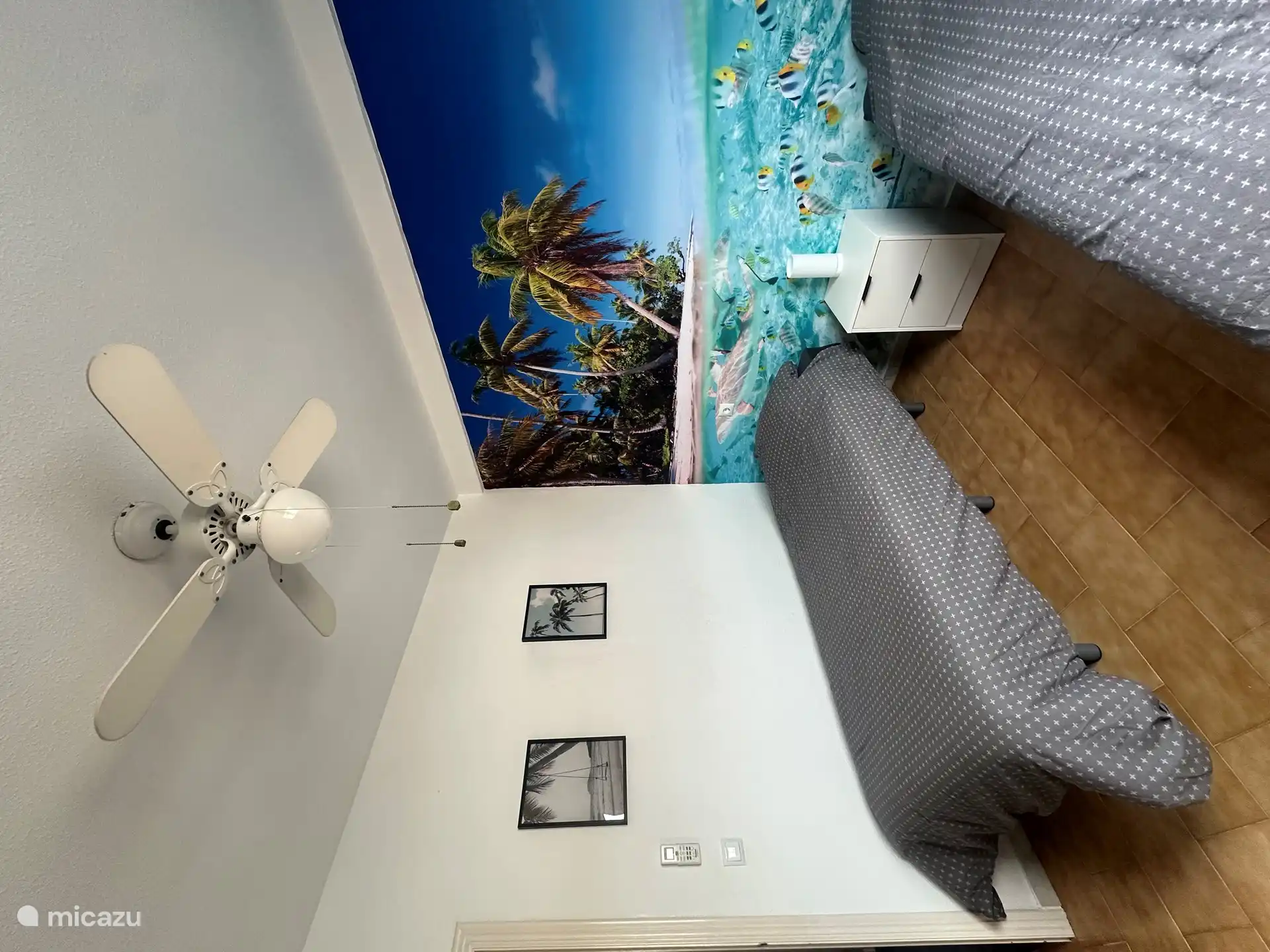 Dormitorio con 2, camas individuales y aire acondicionado y ventilador 