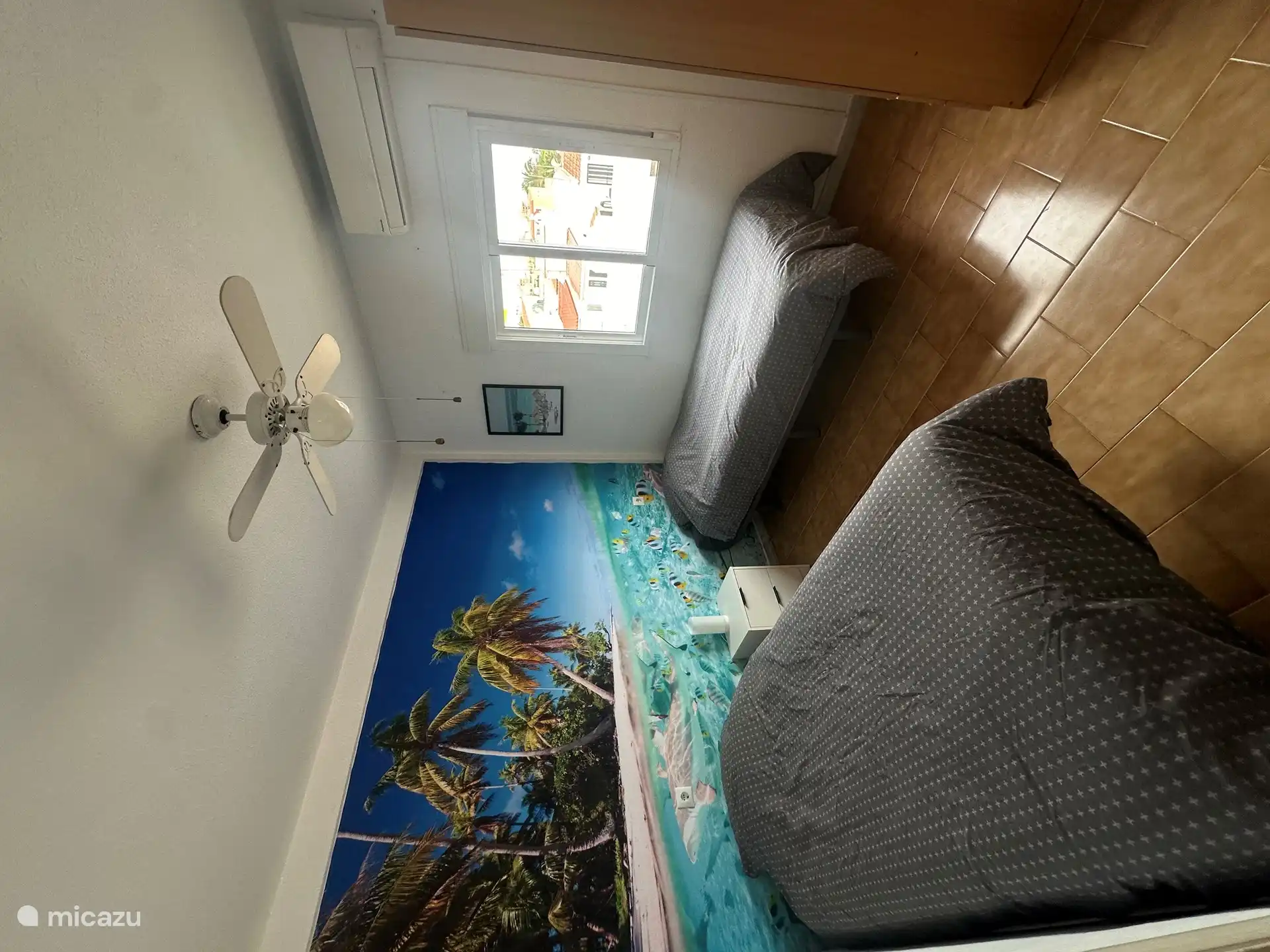 Dormitorio con 2, camas individuales y aire acondicionado y ventilador