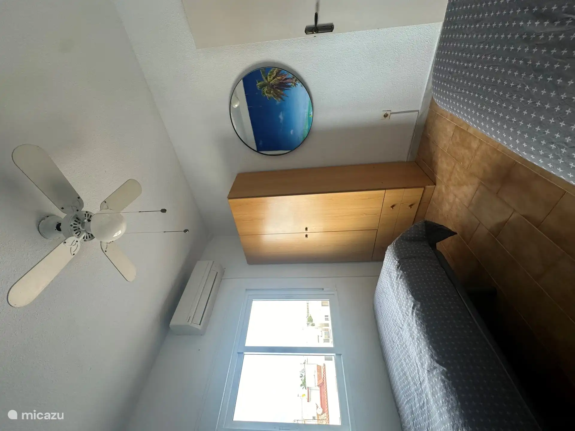 Dormitorio con amplio closet y espejo y aire acondicionado 