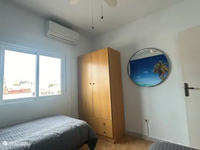 Casa Suerte  en España, Costa Blanca, Torrevieja - apartamento Dormitorio con amplio closet y espejo y aire acondicionado