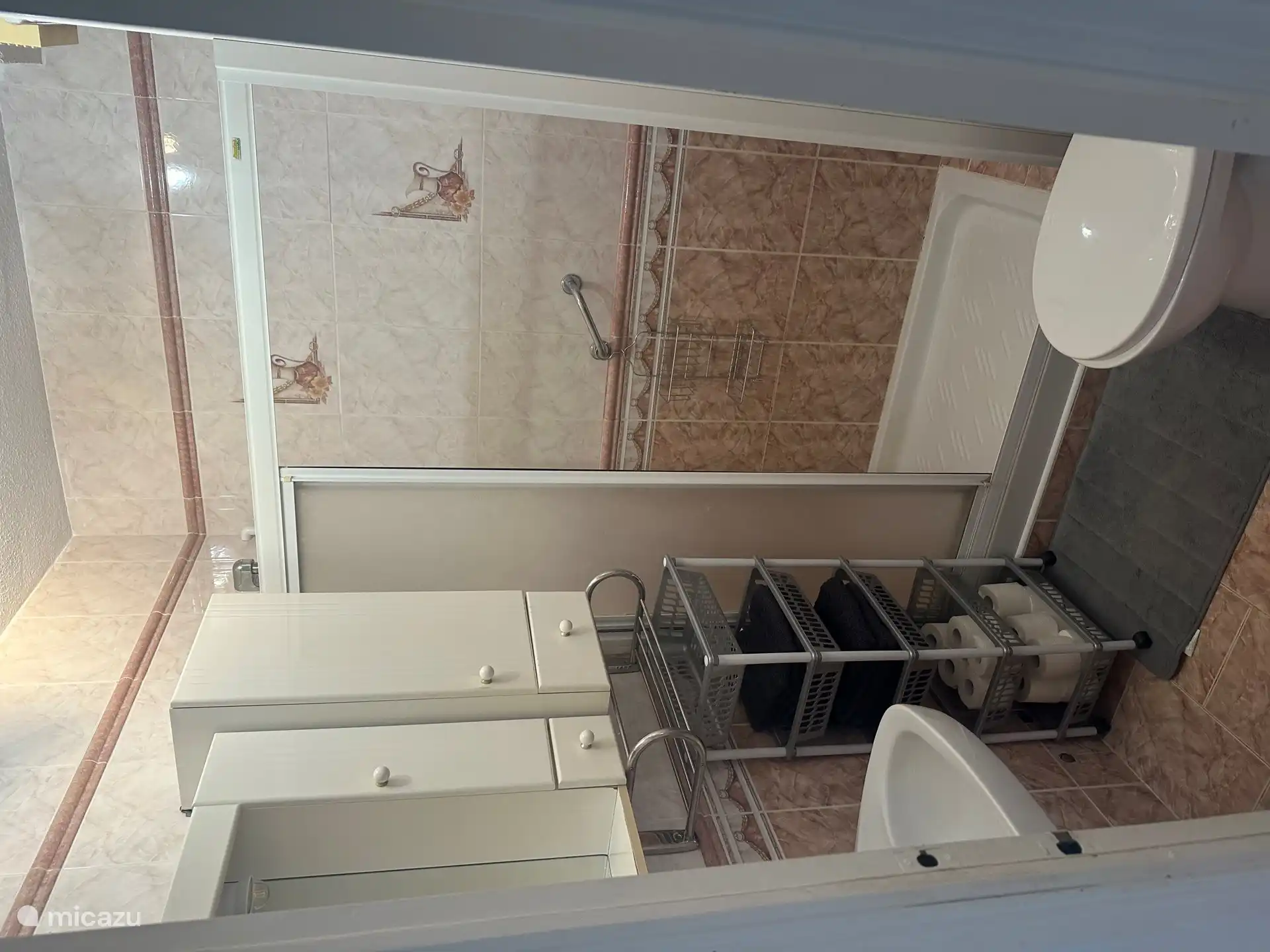 Cuarto de baño con ducha grande 