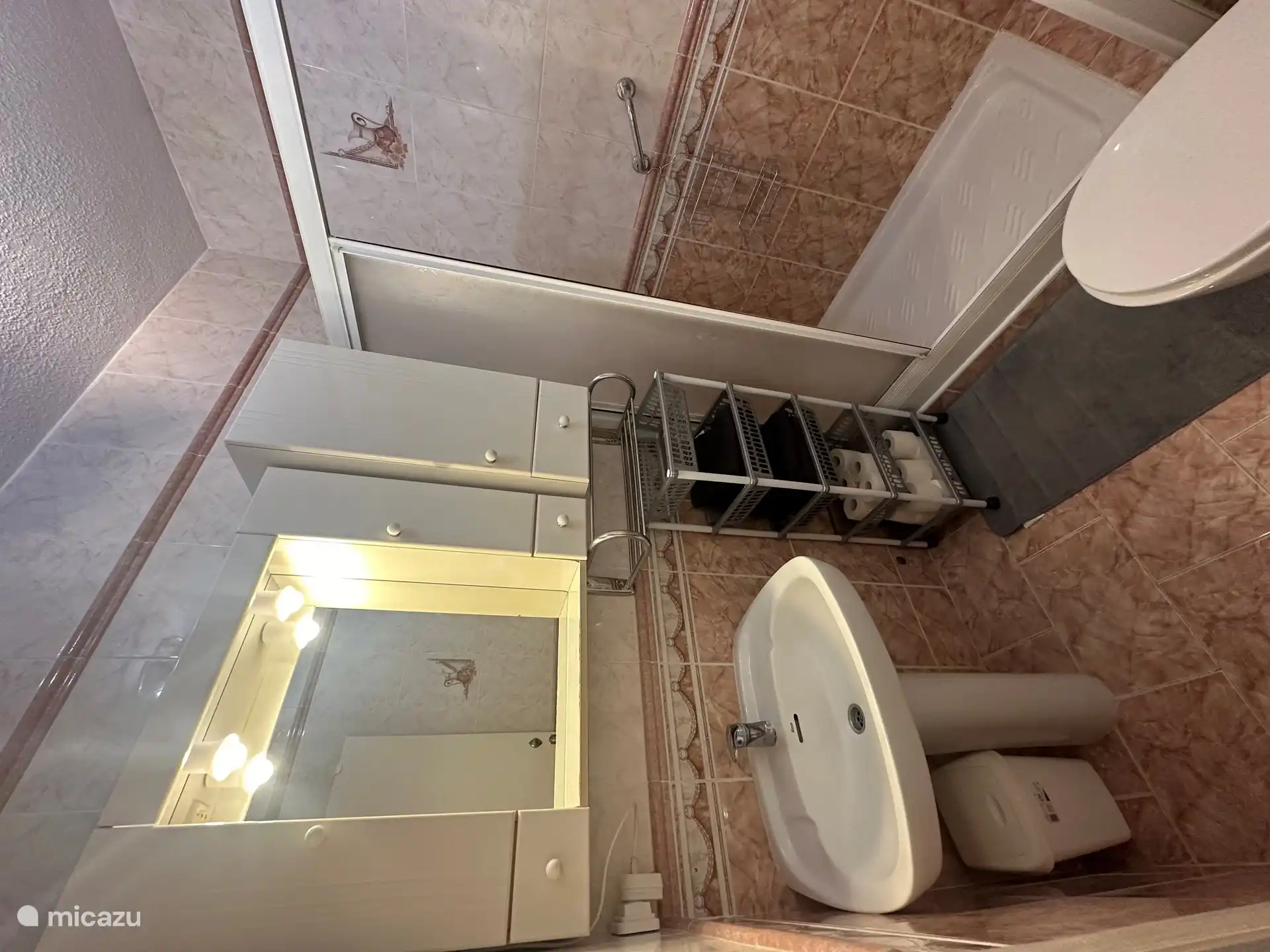 Cuarto de baño con armario con espejo 