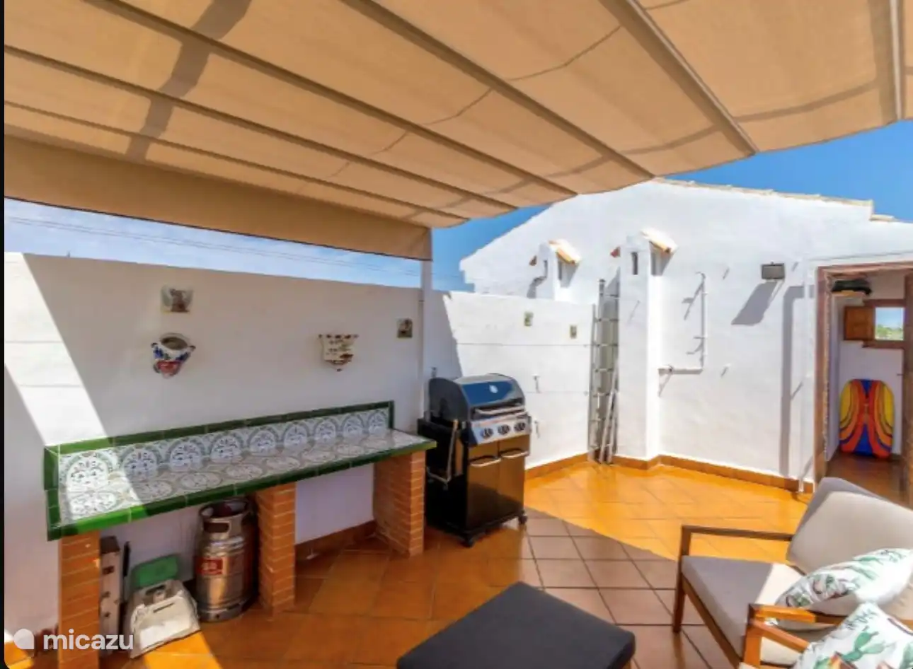 Hermosa terraza en la azotea con pérgola y barbacoa 
