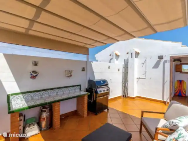 Casa Suerte  en España, Costa Blanca, Torrevieja - apartamento Hermosa terraza en la azotea con pérgola y barbacoa