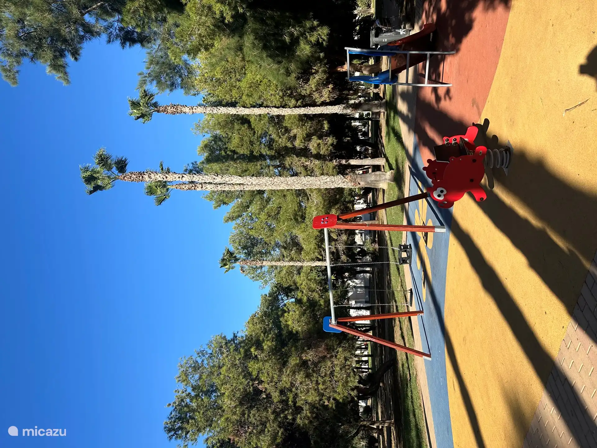 Zona de juegos infantiles y gran parque junto al complejo 